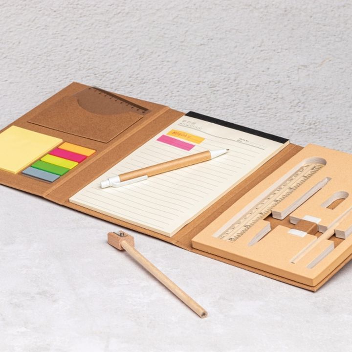 Folder z notatnikiem w linie i przyborami do pisania CALVIN