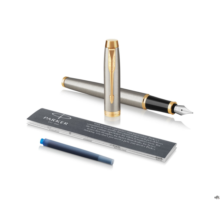 Szczotkowany metal ze spiralnym szlifem, lakier i pierścienie wykończone złotem._W opakowaniu prezentowym Parker. Pewność i prof