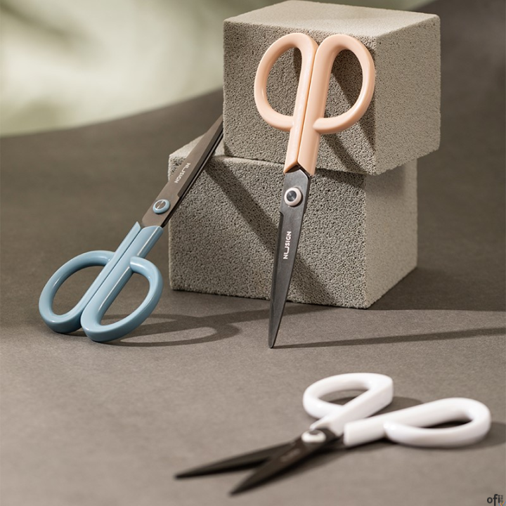 &nbsp; nożyczki o długości 175 mm&nbsp; symetryczne uchwyty odpowiednie dla prawo- i leworęcznych użytkowników&nbsp; zaokrąglone końcówki zwięk