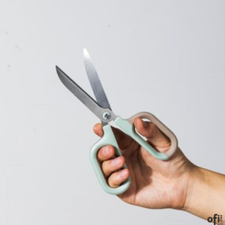 &nbsp; nożyczki o długości 180 mm&nbsp; symetryczne uchwyty odpowiednie dla prawo- i leworęcznych użytkowników&nbsp; spiczaste końcówki umożliw