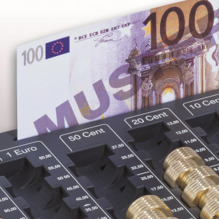 Przejrzyste opisanie i uporządkowanie przegródek na monety umożliwia dobry podgląd na ilość pieniędzy w podstawce. Banknoty możn