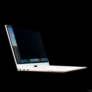 Magnetyczne mocowanie zapewnia błyskawicznymontaż i minimalną szczelinę, dzięki czemuw komputerze MacBook nadal można korzystaćz